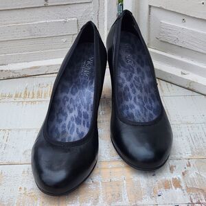 Vionic Black Leather Round-Toe Heels